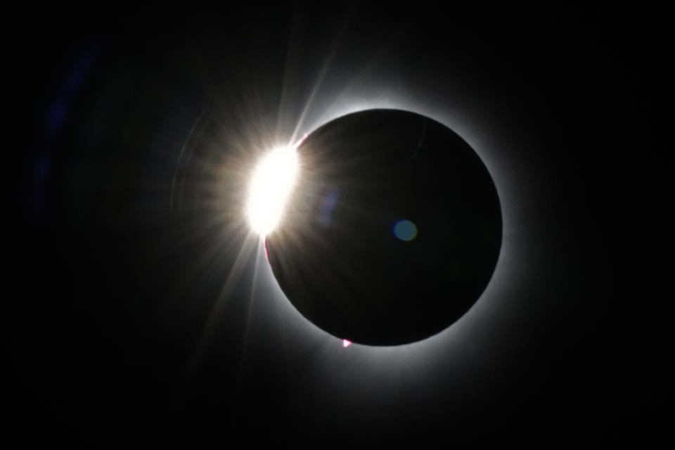 USA, bei Rangeley: Der Mond verdeckt den größten Teil der Sonne, während sie sich der totalen Sonnenfinsternis nähert, gesehen vom Gipfel des Saddleback Mountain (Foto: Robert F. Bukaty/AP/dpa)