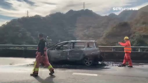 車上4人都沒有受傷，警消獲報到場趕緊將火勢撲滅。