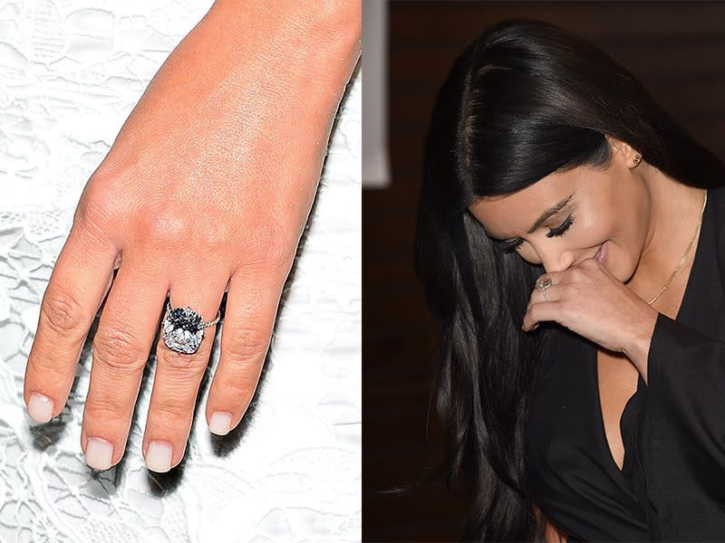 Kim Kardashian ya había recibido un anillo valuado en $2 millones de parte de Kris Humphries. Kayne no quiso parecer menos y le regaló a su amada, un anillo diseñado por la firma Lorraine Schwartz, de 15 quilates. Un poco más chico que el de Kris, pero más chico no significa peor: los diamantes son tipo 2A y está valuado en $4 millones.
