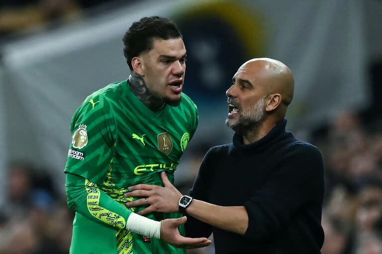 Ederson se retira de la cancha, consolado por su entrenador, Pep Guardiola; el arquero sufrió una durísima lesión tras un choque con el argentino Cristian Romero