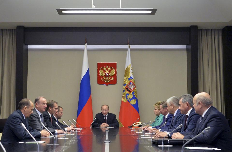 Russian President Vladimir Putin (C) chairs a meeting with members of the Security Council at the Novo-Ogaryovo state residence outside Moscow, Russia, September 29, 2015. REUTERS/Alexei Druzhinin/RIA Novosti/Kremlin ATTENTION EDITORS - THIS IMAGE HAS BEEN SUPPLIED BY A THIRD PARTY. IT IS DISTRIBUTED, EXACTLY AS RECEIVED BY REUTERS, AS A SERVICE TO CLIENTS.