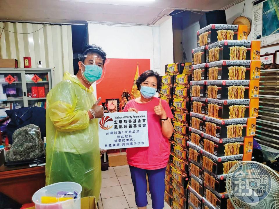 在萬華爆發疫情時，石原慈善基金會人員穿著輕便雨衣，不畏風險進入送物資。