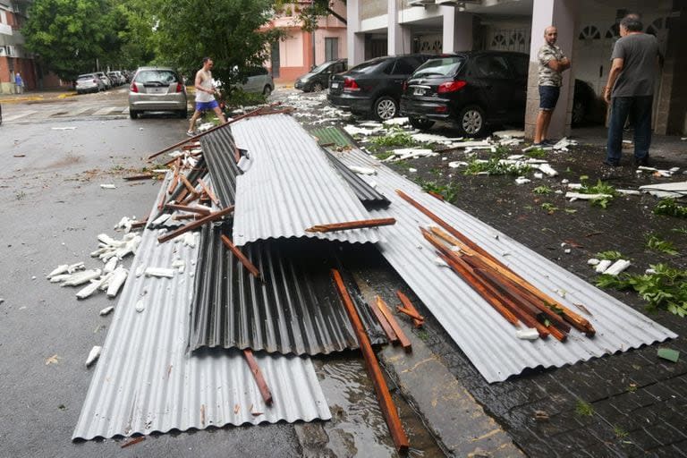 Voladura de un techo de chapa en Pacheco e Iberá, en Villa Urquiza