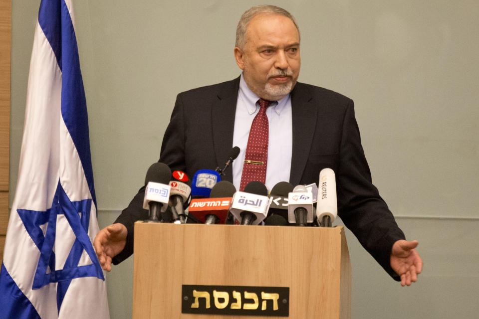 El exministro israelí de Defensa, Avigdor Lieberman, anuncia su renuncia en una conferencia de prensa en el Knesset, el parlamento de Israel, en Jerusalén, el 14 de noviembre de 2018. (AP Foto/Ariel Schalit)