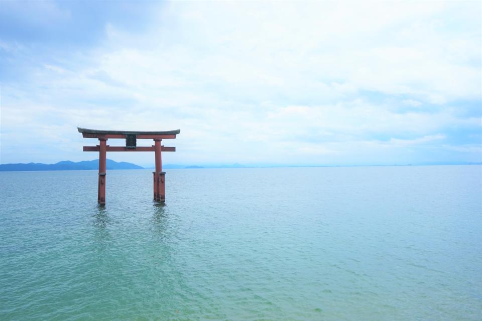 位於滋賀縣琵琶湖畔的白髭神社大鳥居（圖），為遊客必訪知名景點之一。（示意圖／Getty Images）