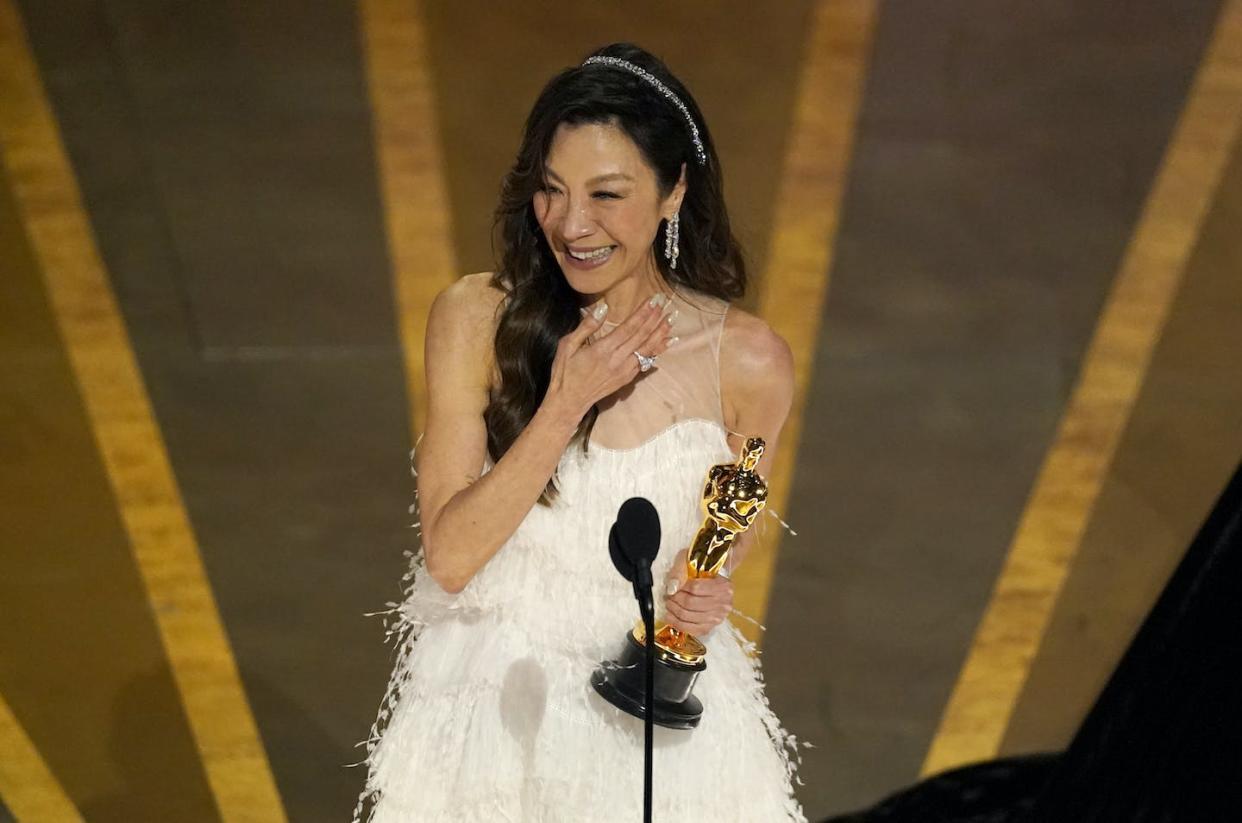 Michelle Yeoh recibe el premio a la mejor interpretación de actriz protagonista por _Todo a la vez en todas partes_ en los Óscar el 12 de marzo de 2023, en el Dolby Theatre de Los Ángeles. (AP Photo/Chris Pizzello)