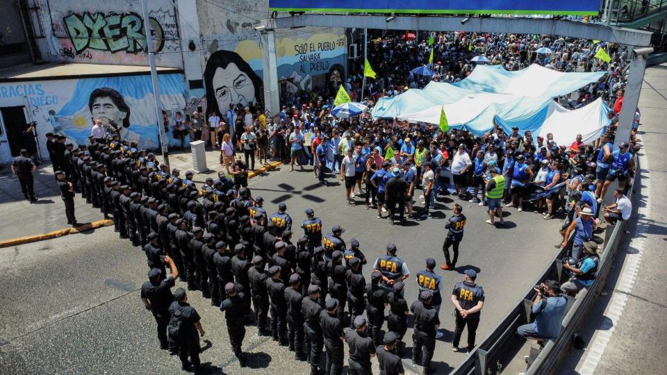Manifestantes cara a cara con los policías en el puente Pueyrredón en Avellaneda, Buenos Aires.