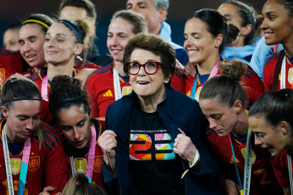 Billie Jean King (center) poses with Spain national team players after they won the 2023 World Cup.