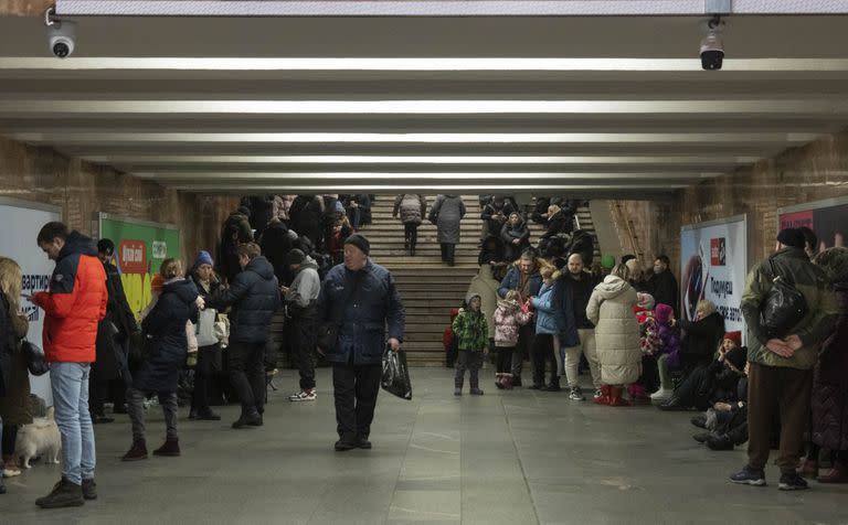 Varias personas se reúnen en una estación de metro utilizada como refugio antiaéreo durante un ataque ruso con cohetes en Kiev, Ucrania, el jueves 26 de enero de 2023.