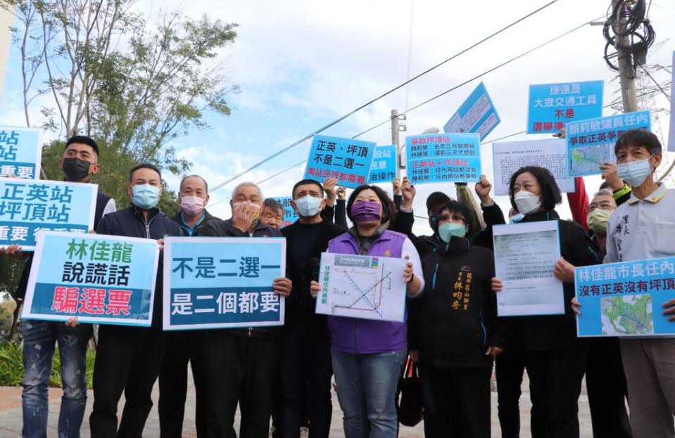 台中市副議長顏莉敏與市議員林孟令與正英站周邊十一里里長及住戶齊聚正英路口，表達希望正英站設置不要因選舉操作而受影響。（記者陳金龍攝）