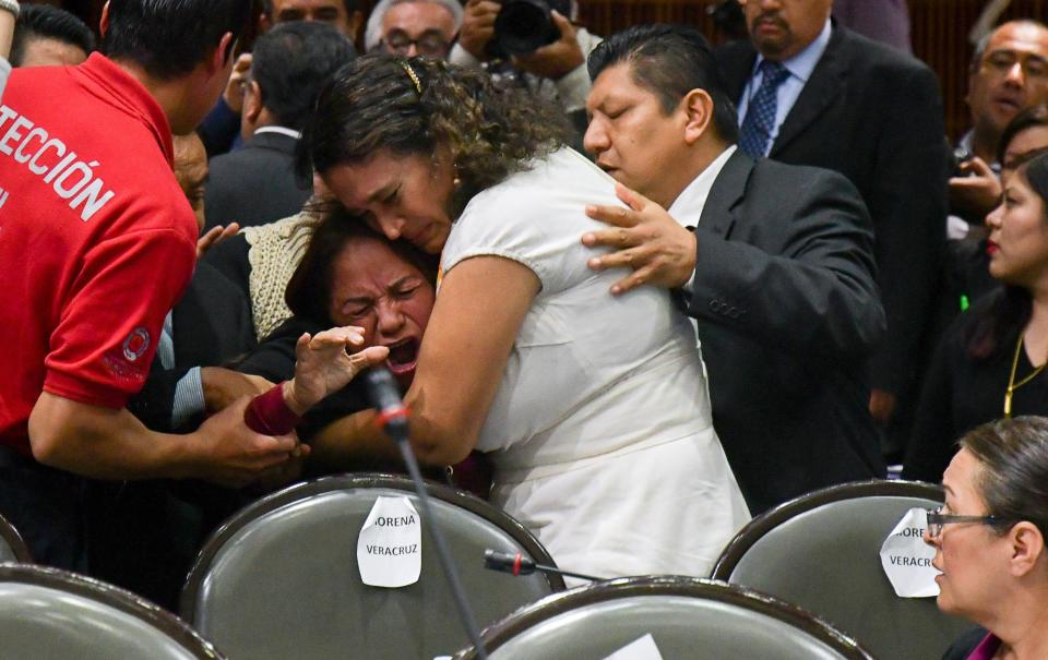 Un grupo de legisladores reconfortan a la diputada Carmen Medel Palma, en mitad del pleno. (Foto: HuffPost)