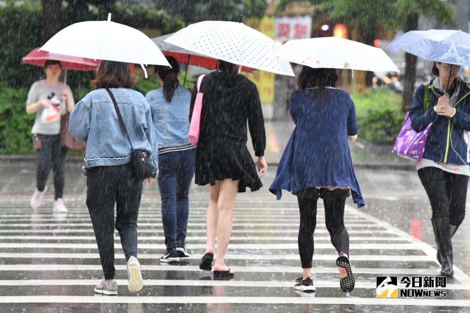 ▲氣象局今（ 20 ）日 12 時 05 分擴大豪雨特報警戒範圍，雲林縣以北有局部大雨或豪雨發生的機率，其他地區也有局部大雨發生的機率。（圖／NOWnews資料圖片）