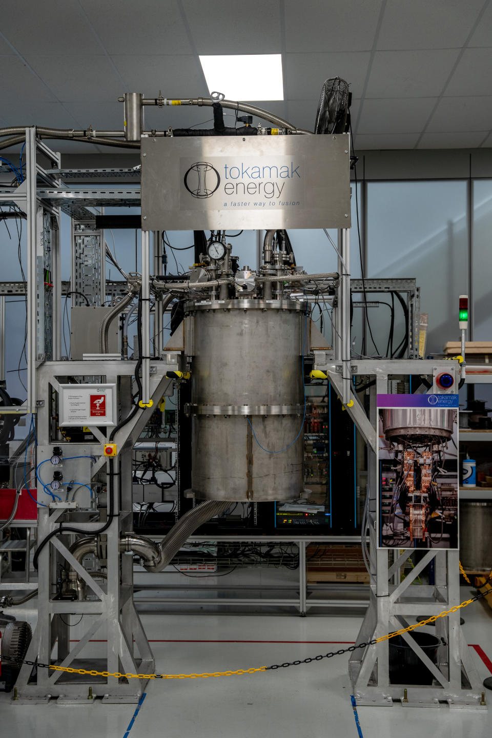 Máquina en un laboratorio de Tokamak Energy, en Abingdon, Inglaterra, el 23 de agosto de 2021. (Andrew Testa para The New York Times)