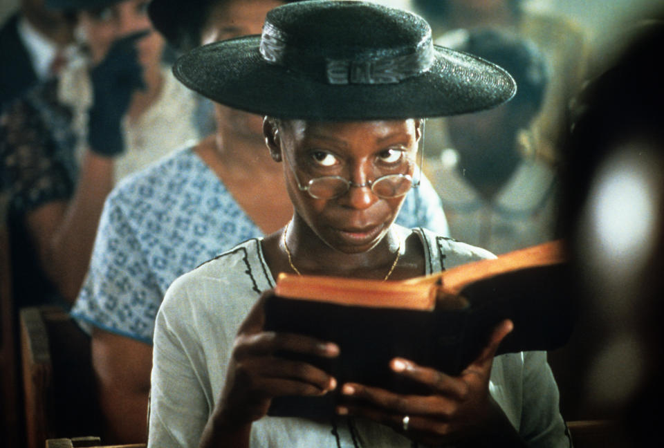 Whoopi Goldberg lee la Biblia en una escena de la película 'El color purpura', 1985. (Foto de Warner Brothers/Getty Images)