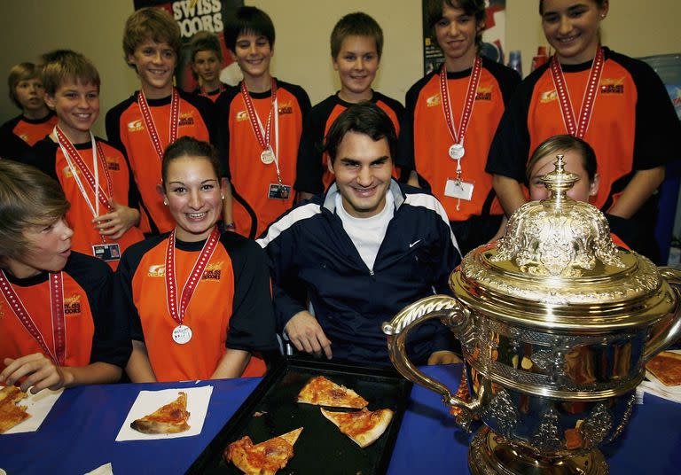 Federer y un clásico en Basilea: compartir porciones de pizzas con los alcanzapelotas después del torneo. Aquí, en 2006, después de ganar su primer trofeo en su ciudad natal. 