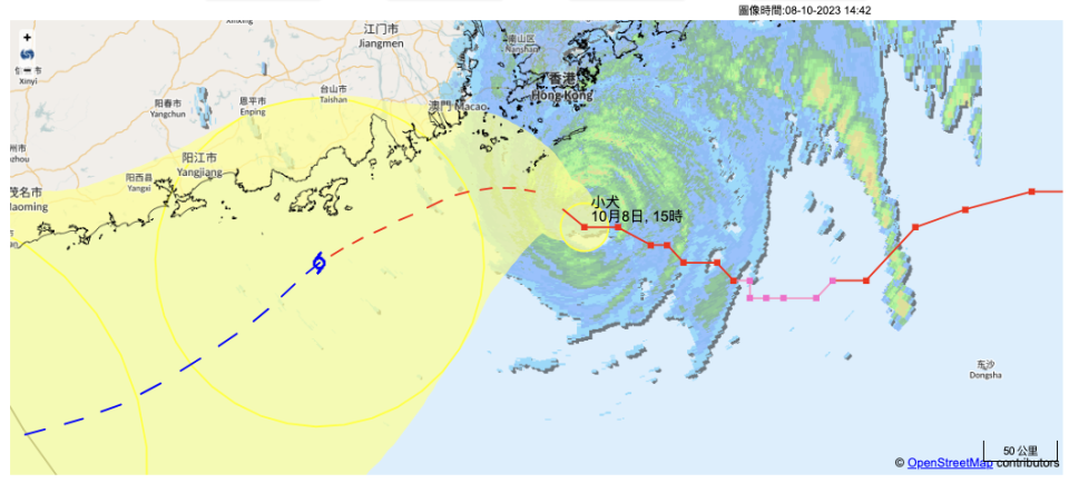 熱帶氣旋路徑資訊 - 地理信息系統版，2023 年 10 月 8 日 15 時發布。天文台預計小犬最接近本港時，會在香港天文台以南 70 公里掠過。根據 14 時 42 分的雷達圖像，較強風雨的螺旋雨帶已經貼近香港以南海域。下午 3 時，颱風小犬集結在香港天文台以南約 90 公里，即在北緯 21.5 度，東經 114.3 度附近。中心附近最高持續風速為 145 公里。（點擊可放大）