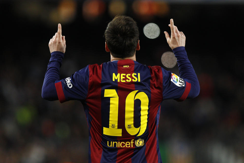 El argentino Lionel Messi celebra tras marcar el primer gol del Barcelona en la victoria 4-0 sobre el Almería, en partido de la Liga española jugado el 8 de abril de 2014 en el Camp Nou, en Barcelona (AFP | QUIQUE GARCIA)