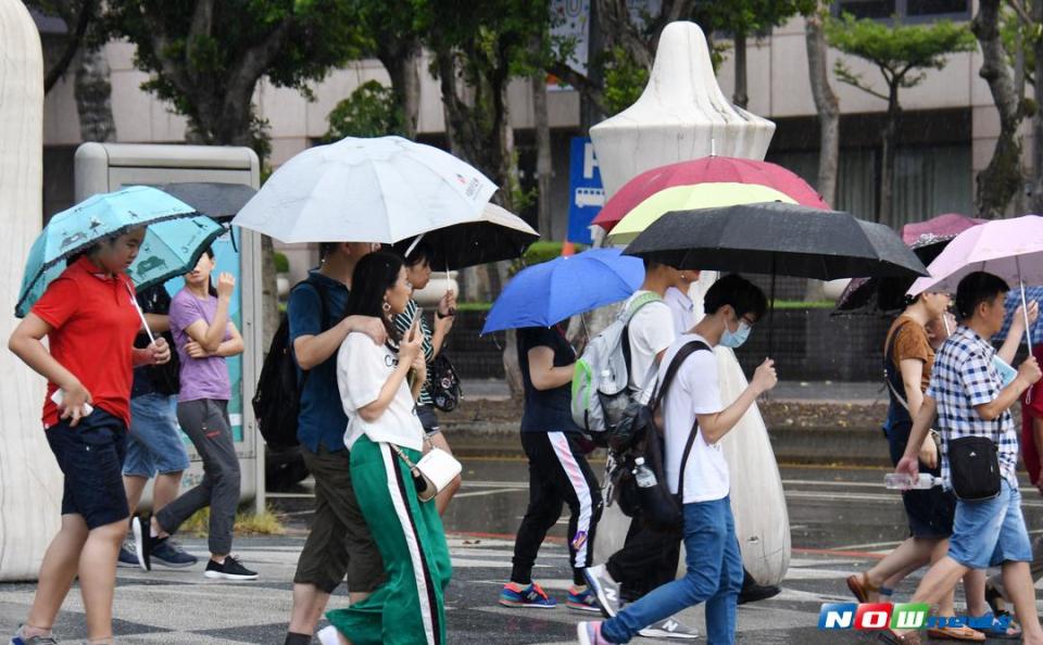 ▲明（15）日台灣北部、東半部地區及馬祖有局部短暫陣雨或雷雨，午後中南部山區也有局部短暫雷陣雨。（圖／NOWnews）