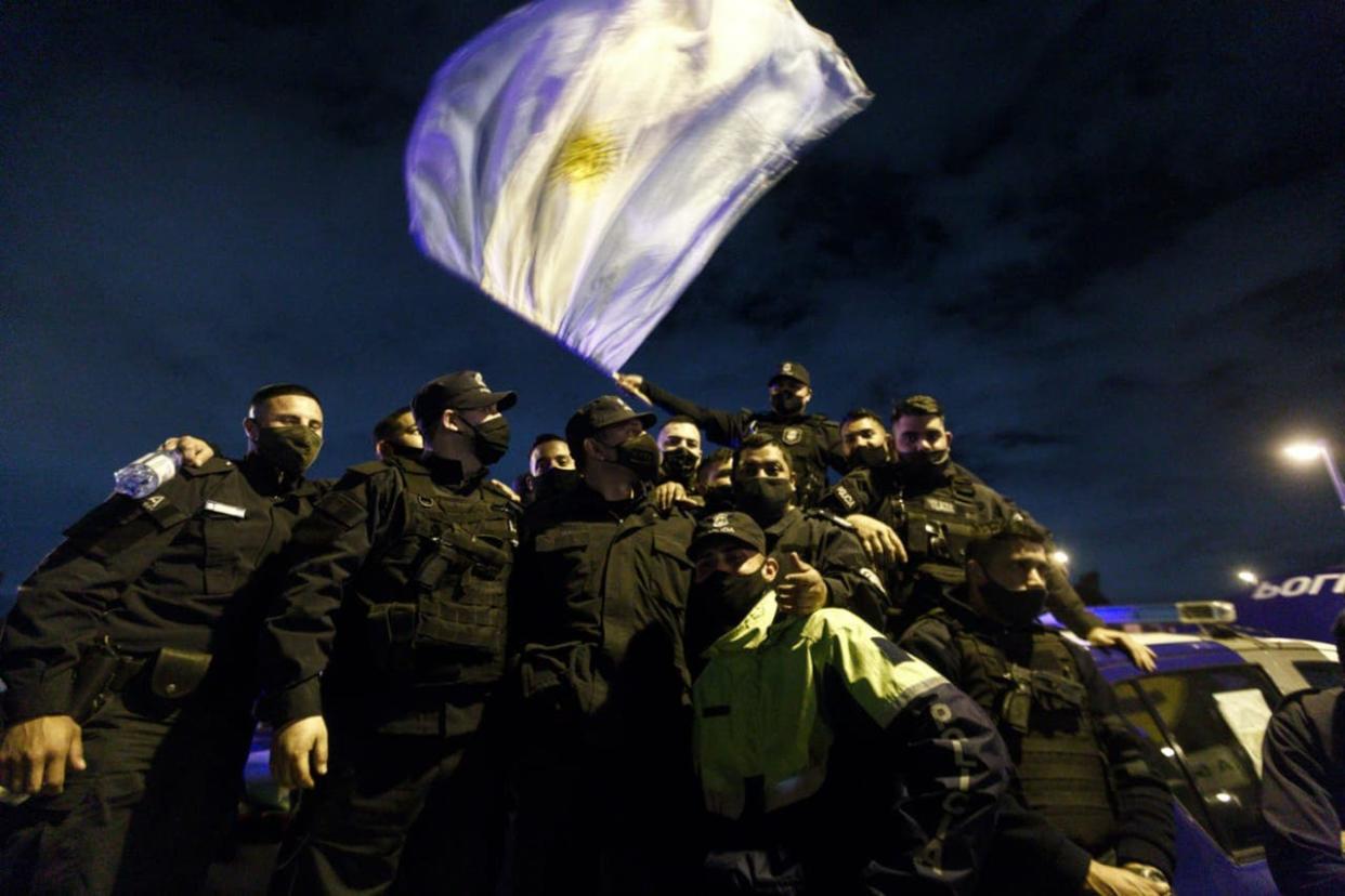 Los policías hicieron visible su protesta en Puente 12, donde está ubicado el comando diario del ministro Sergio Berni