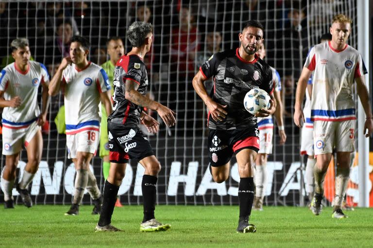 De un tiro libre y una respuesta débil de Diego Rodríguez, Barracas Central descontó y se ilusionó con un empate que llegó en el minuto final a través de Tolosa, surgido en las inferiores de Argentinos