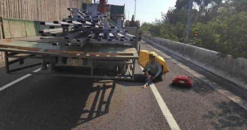 25歲女自大貨車上掉落國道，雙腿遭輾嚴重骨折。（圖／國道七隊提供）