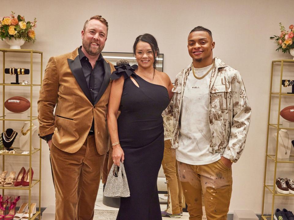 Justin Fields poses with Marriott Bonvoy prize winners.