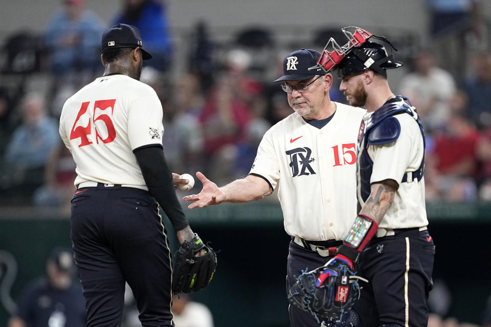 古巴火球男Aroldis Chapman在延長賽中出狀況，間接地把勝利送給雙城。（MLB AP Photo/Tony Gutierrez）