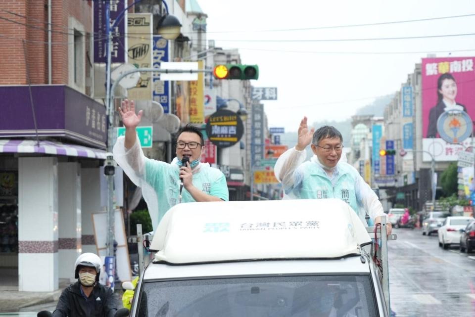 台北市各地陸續傳出災情，柯文哲今（16）日南下台中、南投輔選遭批。民眾黨晚間發出聲明指，柯文哲原訂傍晚車隊掃街及後續行程將取消北返。   圖：擷自簡千翔臉書