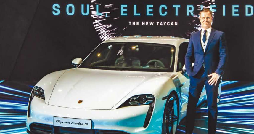 保時捷首款電動車Porsche Taycan今年底將在台灣上市，圖為台灣保時捷總裁Mathias Busse於去年台北車展首演亮相。（業者提供）