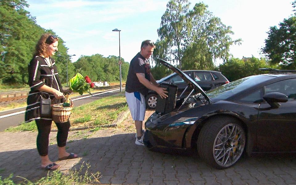 Der Lamborghini von Bauer Steffen ist zwar schick - aber leider etwas unpraktisch.  (Bild: RTL)