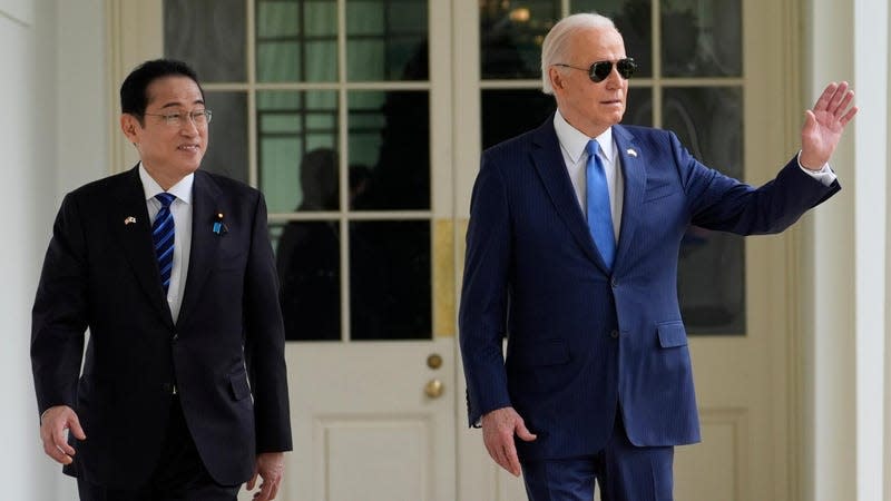 Japanese Prime Minister Fumio Kishida (left) with Joe Biden as the two men walk to the Oval Office on April 10, 2024.<br> - Photo: Evan Vucci (AP)