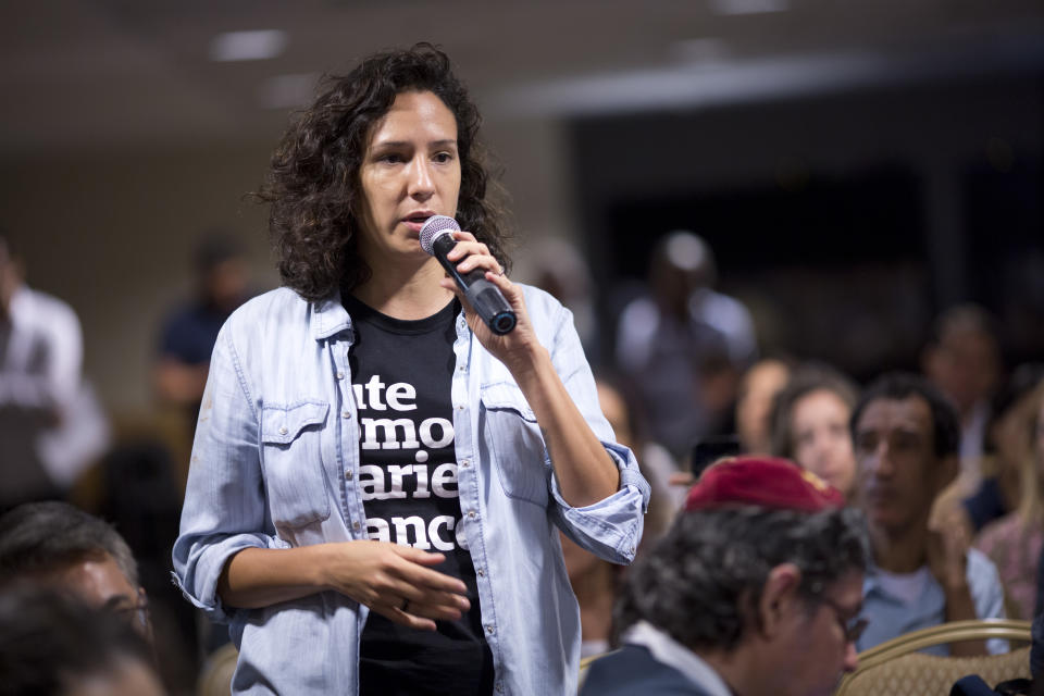 Monica Benicio, viuda de la concejala asesinada Marielle Franco, hace una pregunta durante una conferencia de prensa sostenida por la Comisión Interamericana de Derechos Humanos en Río de Janeiro, Brasil, el lunes 12 de noviembre de 2018. (AP Foto/Silvia Izquierdo)