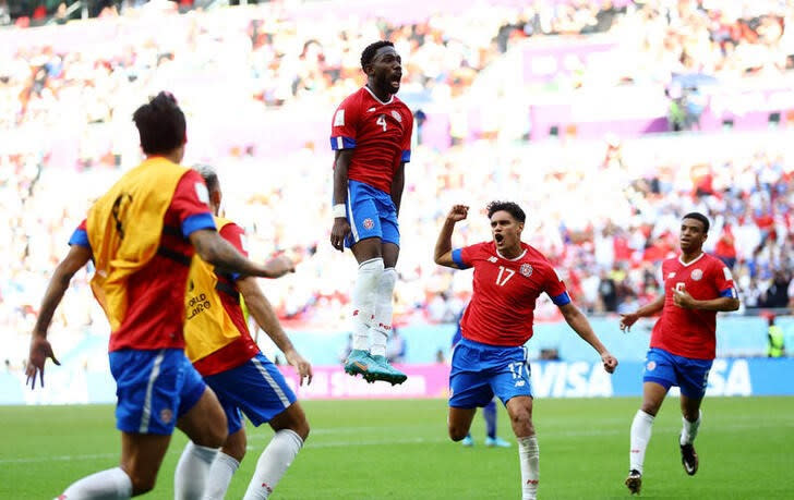 Foto del domingo del futbolista de Costa Rica Keysher Fuller celebrando con sus compañeros tras marcar el gol de la victoria sobre Japón