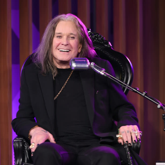 Ozzy Osbourne se niega a subir al escenario en silla de ruedas credit:Bang Showbiz