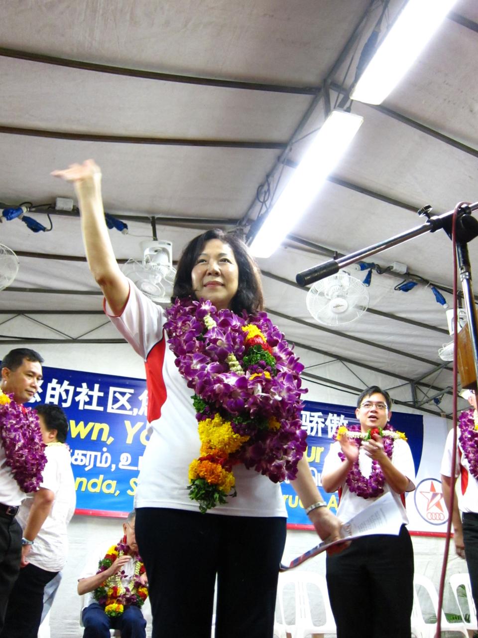 Lina Chiam responds to the crowd chanting her name. (Yahoo! photo/ Ewen Boey)