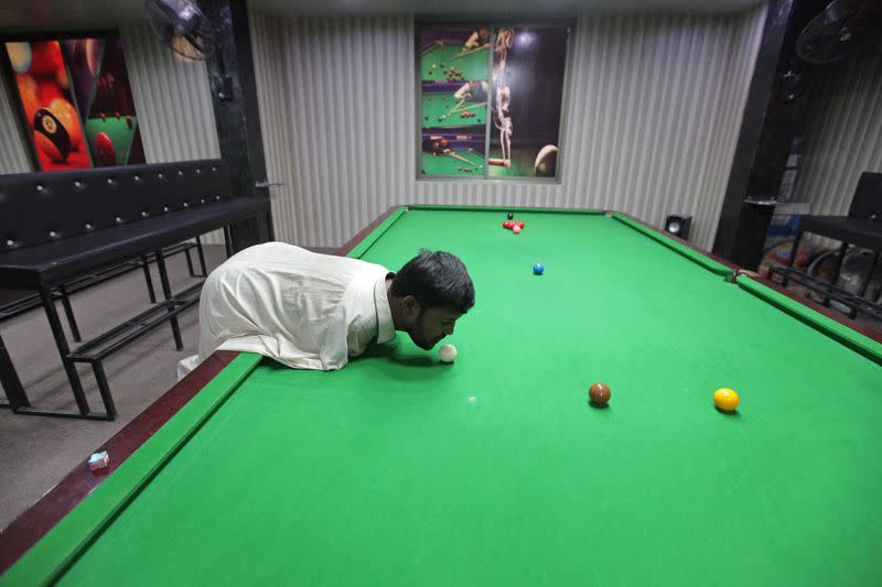 Pakistani born without arms excels in snooker in Samundri,