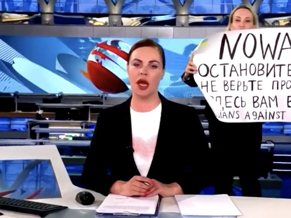 Российский журналист, штурмовавший новостную ленту антивоенным плакатом, заявил, что «более половины жителей России» выступают против войны на Украине