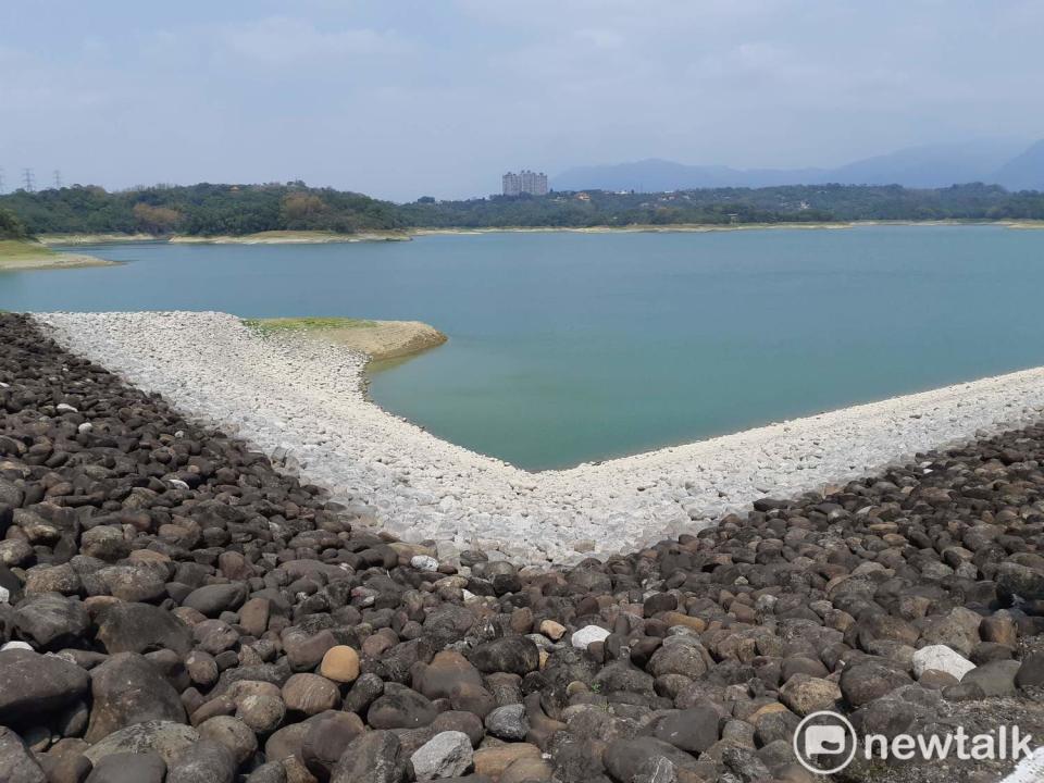 久旱不雨，嘉義縣仁義潭水庫僅剩26.3％蓄水量。   圖：蔡坤龍/攝