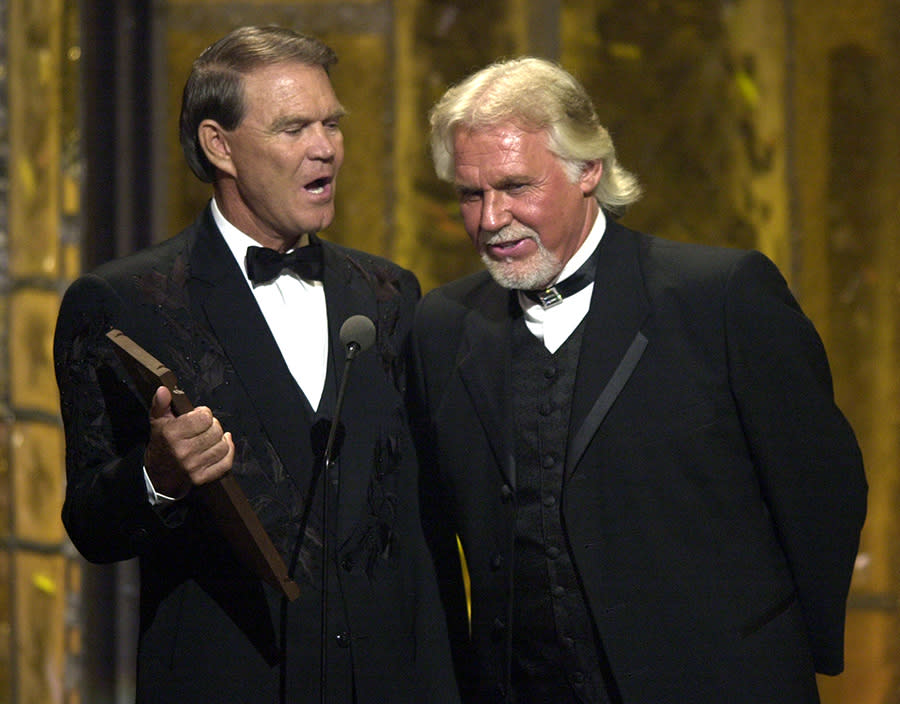 Glen Campbell and Kenny Rogers at the 36th Annual Academy of Country Music Awards in 2001.