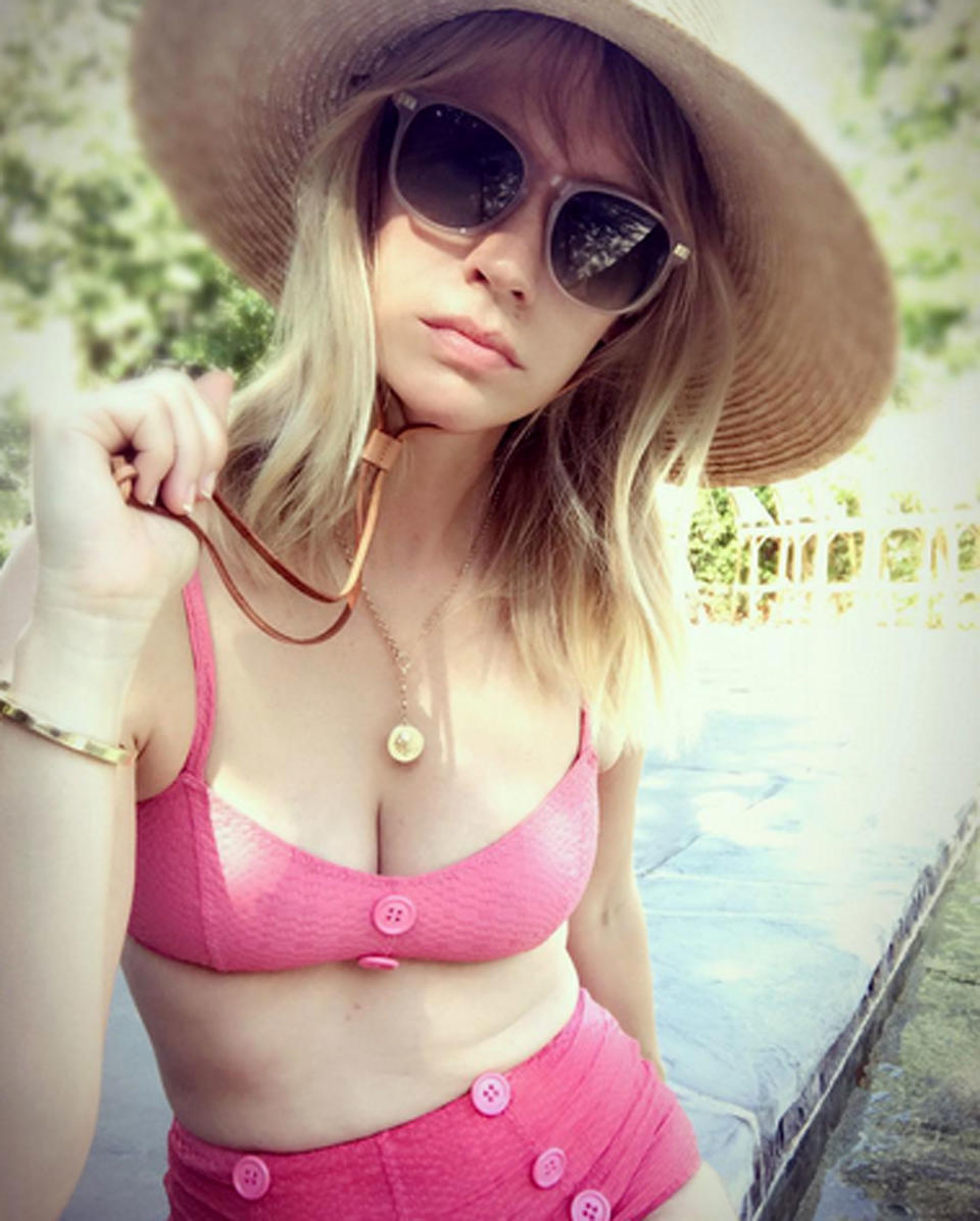 <p>https://www.instagram.com/p/BXs2YwAF_9k/?hl=en&taken-by=januaryjones januaryjones January Jones poses in a pink bikni on her instagram Source: January Jones Instagram</p>