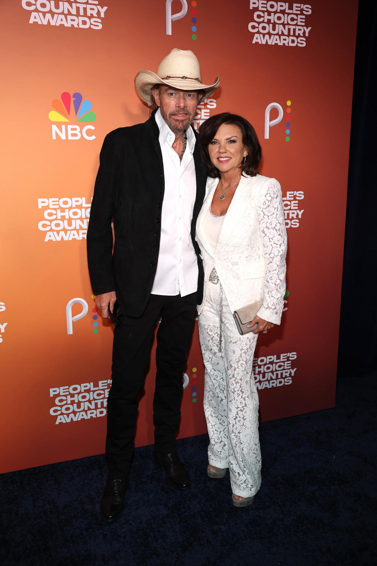 Toby Keith and Tricia Lucus posed together at the 2023 People's Choice Country Awards. (Terry Wyatt / Getty Images)