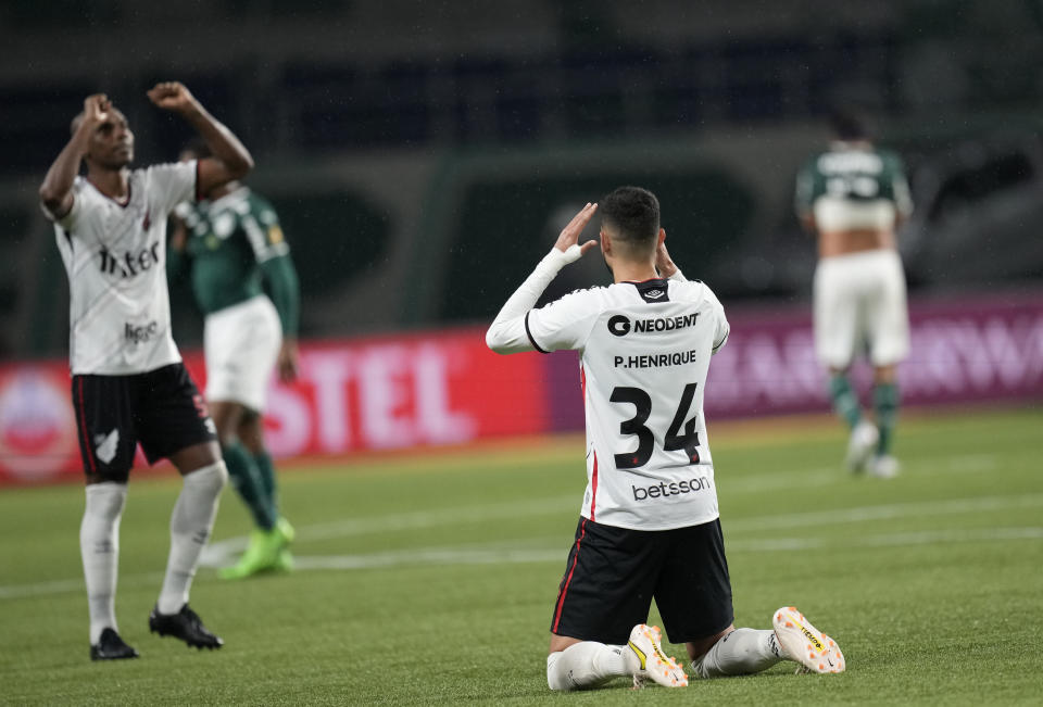 Los jugadores del Athlético Paranaense festejan el pase a la final de la Copa Libertadores, tras dejar en el camino al Palmeiras el martes 6 de septiembre de 2022 (AP Foto/Andre Penner)