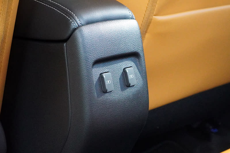 新改款Kicks在後座也配有兩組USB充電埠，後座乘客替智慧手機充電更為便利。
