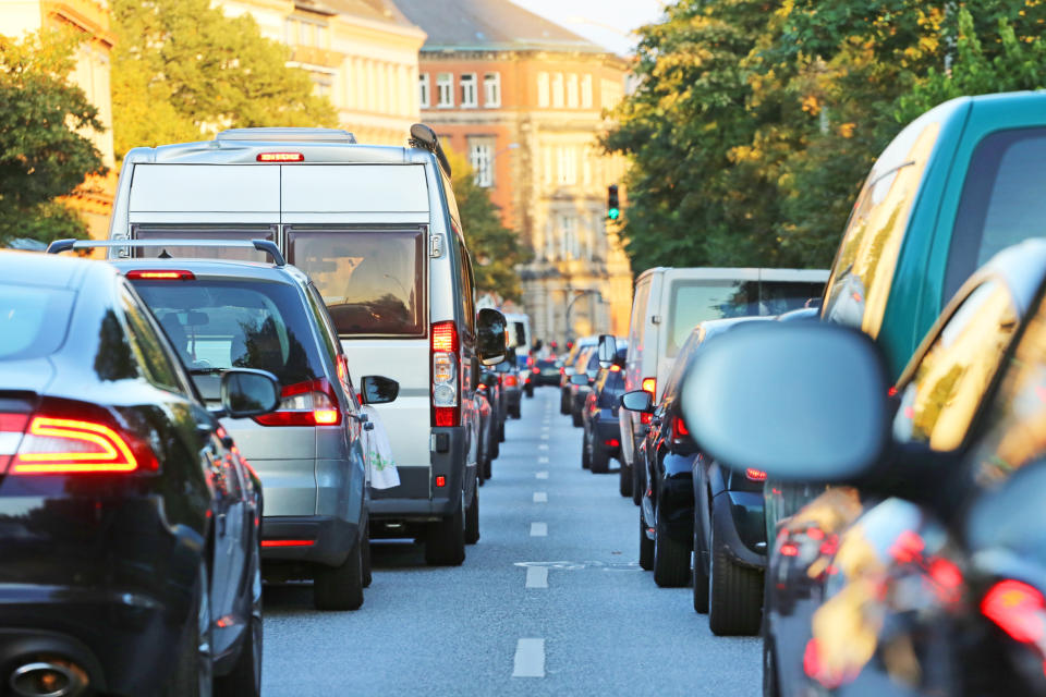 Wenn der Verkehr stockt, melden das die Positionsdaten der Smartphones sofort an Google Maps. (Symbolbild: gettyimages / Canetti)