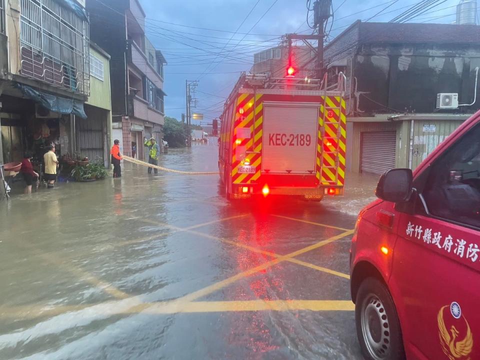 暴雨夜襲竹縣市，新豐鄉5小時下了300亳米雨量災情處處。（圖：消防局提供）