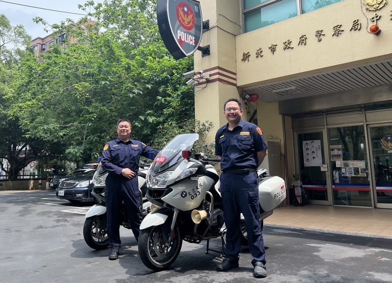 新北警見義勇為搶救路倒病患  挽救寶貴生命 新北市中和警分局交通分隊警員劉金順（左）日前上 班途中協助搶救路倒病患，患者送醫救治後順利恢復 意識，成功挽回一條寶貴生命。圖為劉金順與分隊長 鄭文傑（右）合影。 （警方提供） 中央社記者黃旭昇新北市傳真  113年4月27日 