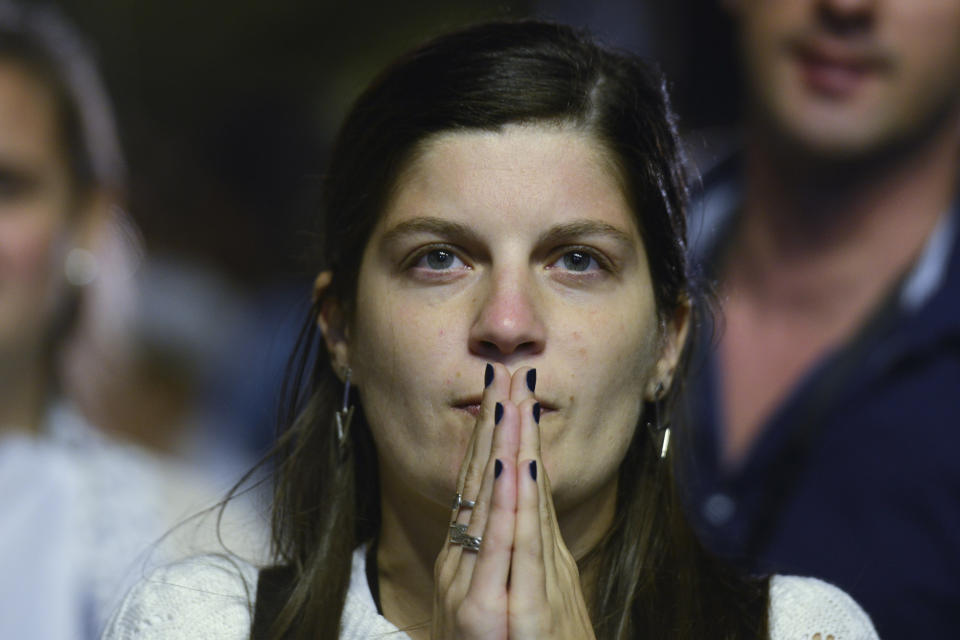 Simpatizantes del candidato opositor Luis Lacalle Pou esperan resultados de la segunda vuelta electoral en Montevideo, Uruguay, el domingo 24 de noviembre de 2019. (AP Foto/Santiago Mazzarovich)