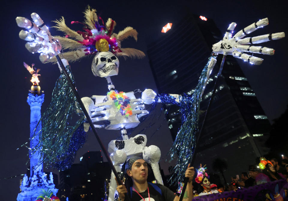 Un participante actúa durante un desfile, como parte de las celebraciones del Día de Muertos, en la Ciudad de México, México, el 22 de octubre de 2023.