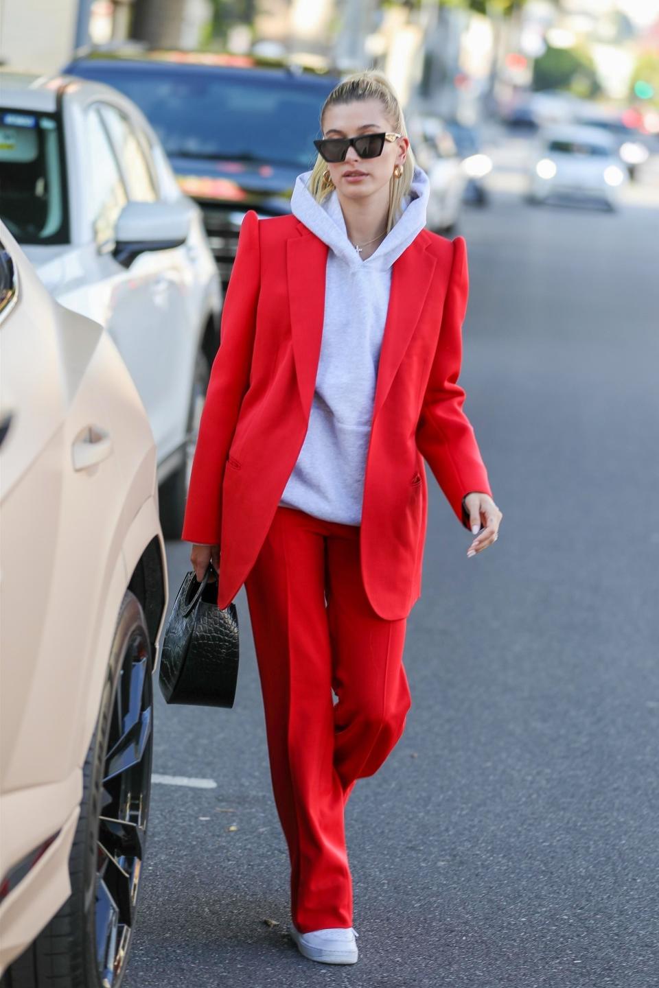 <h1 class="title">Stylish supermodel Hailey Bieber sports a red look ahead of the holidays</h1><cite class="credit">Photo: Backgrid</cite>