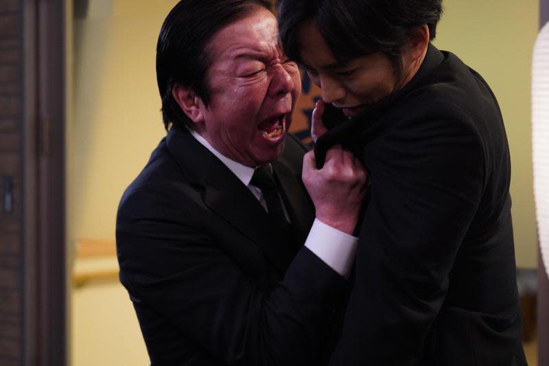 《空白》中古田新太（左）因痛失愛女兒不願原諒松坂桃李（右），在葬禮現場對他怒吼。（台北電影節提供）